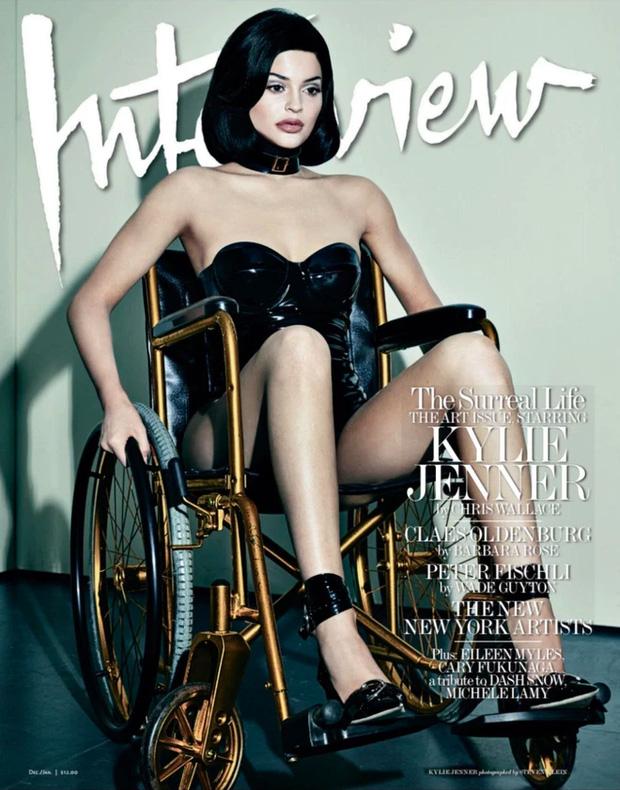 Phẫn nộ: Kylie Jenner hở bạo ngồi xe lăn khuyết tật, chuyện gì đây?-1