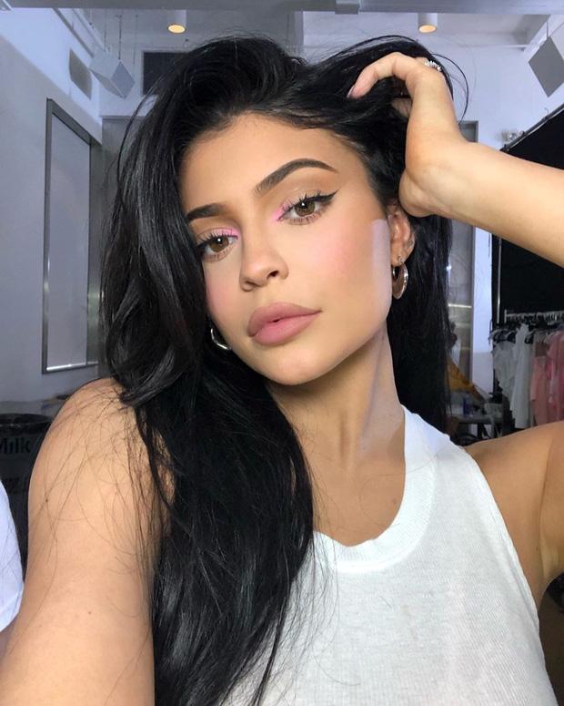 Phẫn nộ: Kylie Jenner hở bạo ngồi xe lăn khuyết tật, chuyện gì đây?-3