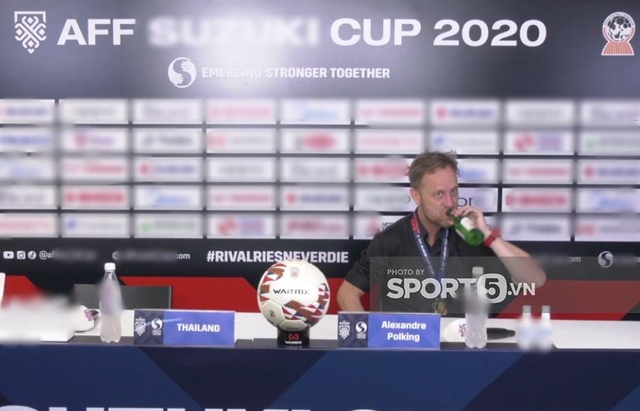 HLV tuyển Thái Lan hành động sốc khi vô địch AFF Cup-1