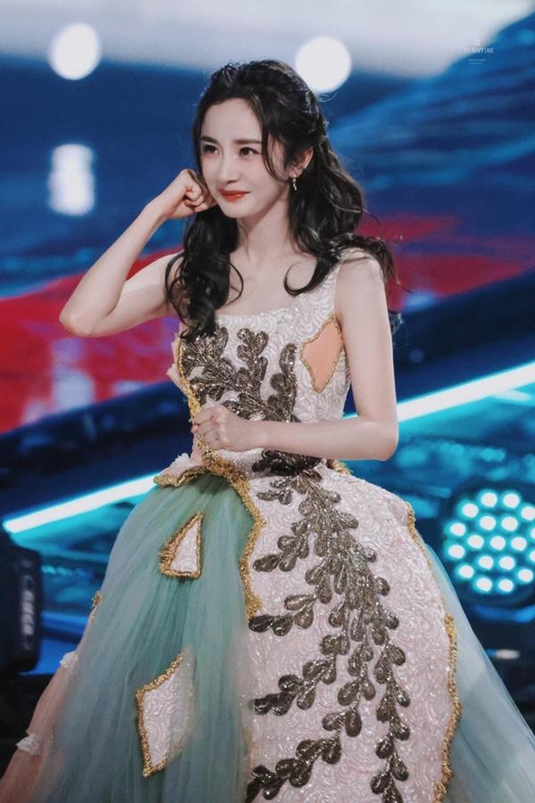 Tóm gọn Dương Mịch ôm hôn trai trẻ giữa đêm khuya-1