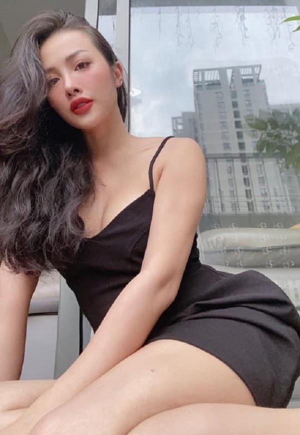 Theo đuổi hình ảnh gợi cảm, Yaya Trương Nhi thường xuyên đăng tải hình ảnh sexy lên trang cá nhân và nhận được nhiều lời khen ngợi của người hâm mộ.