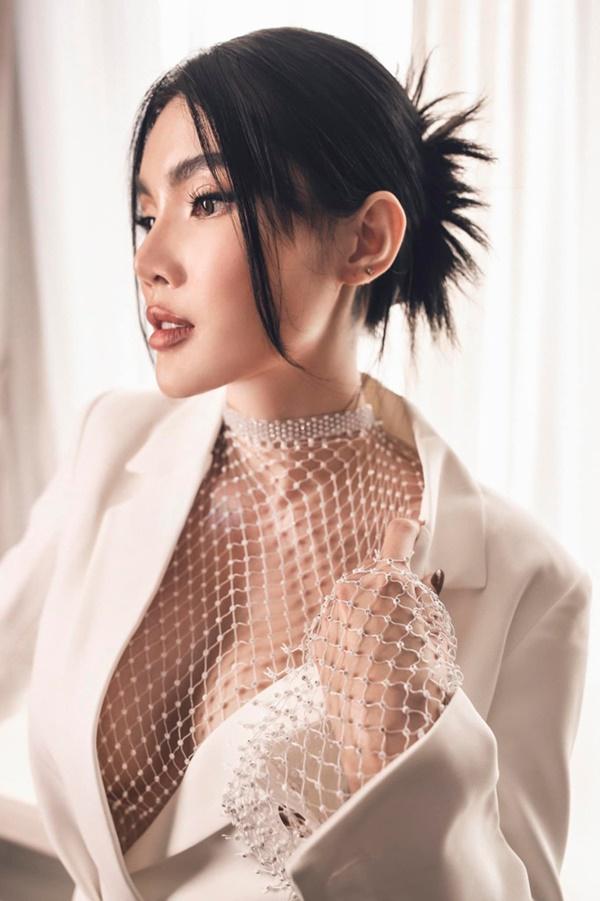 Cô nhanh chóng lấy lại vóc dáng sau sinh, nhan sắc trẻ trung, mơn mởn chẳng kém thời son rỗi.