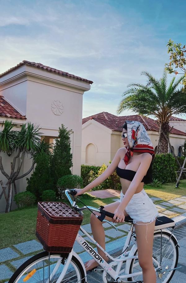 Với mẹ chồng và gia đình chồng, cô đối xử thật lòng, chịu khó lắng nghe những lời dạy bảo nên có được tình cảm của mọi người.