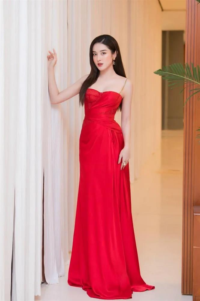 Sao Việt diện đồ đỏ: Ngọc Trinh phản cảm - Thanh Hằng nàng thơ-9