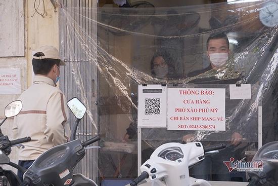 3 quận, huyện ở Hà Nội cấm bán hàng ăn uống tại chỗ