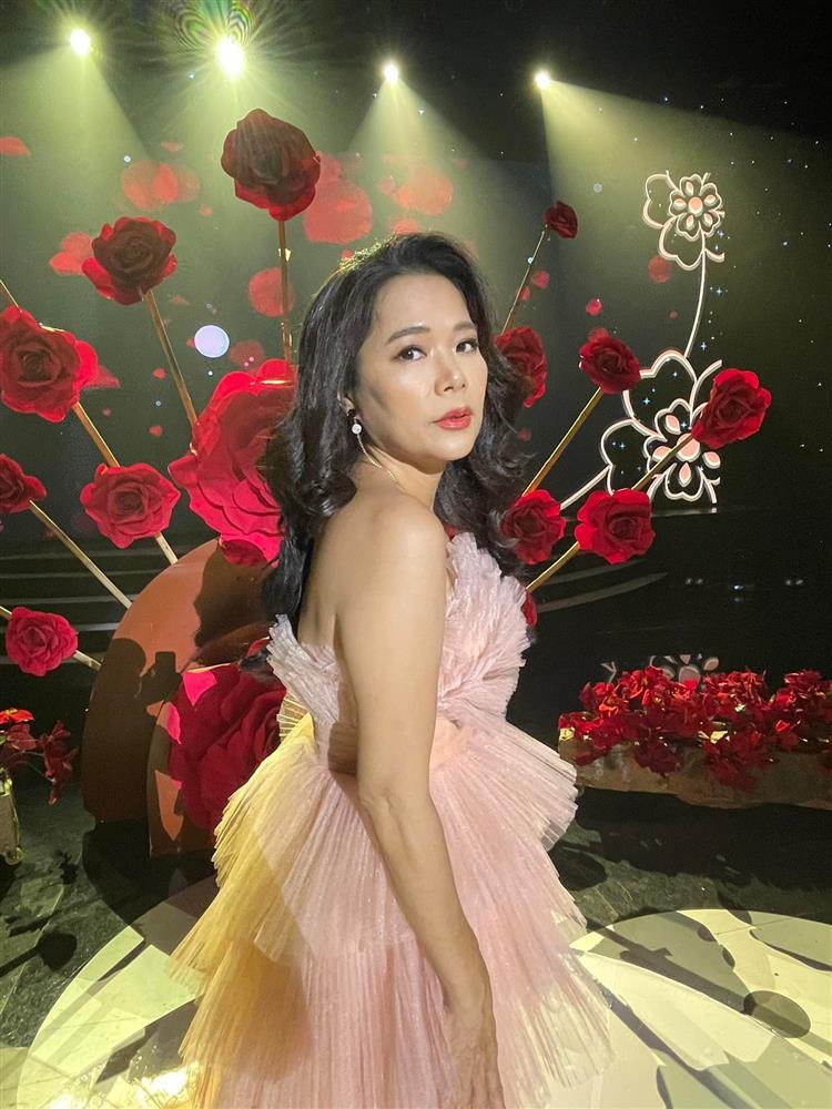 Nữ ca sĩ chê hoa hậu Đỗ Thị Hà bị soi chân kém nuột-6