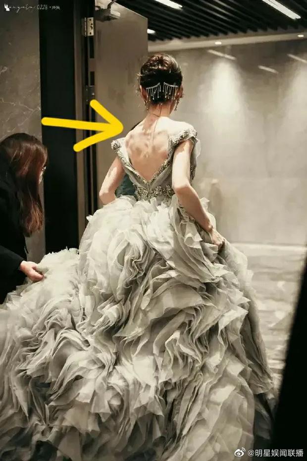 Kim Thần lộ thềm ngực gầy rộc, Angela Baby còn sốc hơn-4