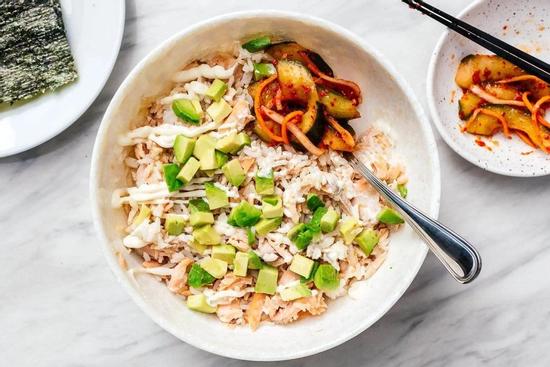 Làm cơm trộn cá hồi và xốt mayonnaise