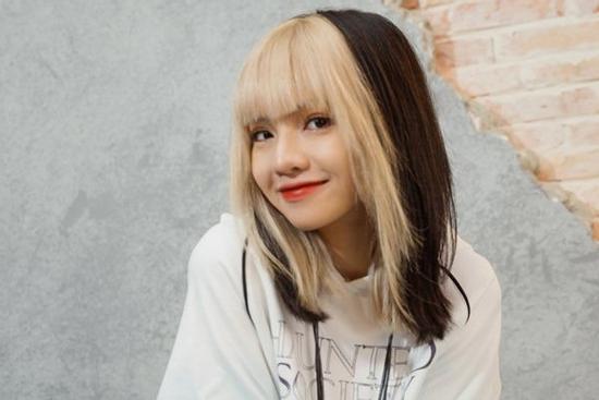 Nữ vũ công giơ bảng đấu ở Rap Việt