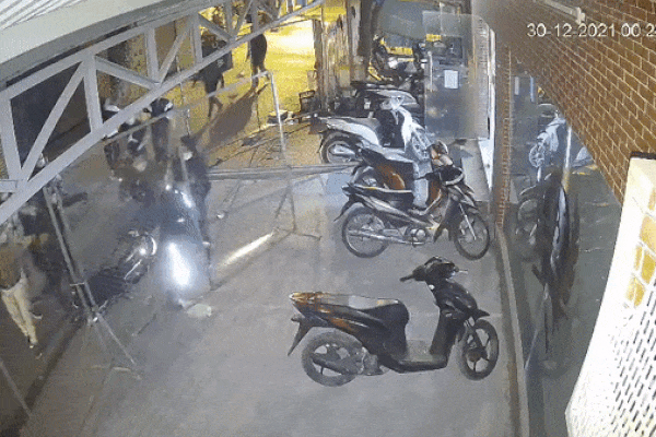 Clip: Nhóm thanh niên xông vào quán bida đập phá, chém người