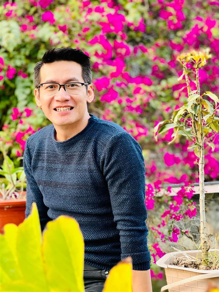 Nam MC bật khóc trên sóng VTV 2 năm trước giờ ra sao?-3