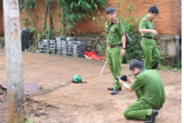 Chồng gục ở sân giếng, vợ cầm búa đứng cạnh thi thể-1