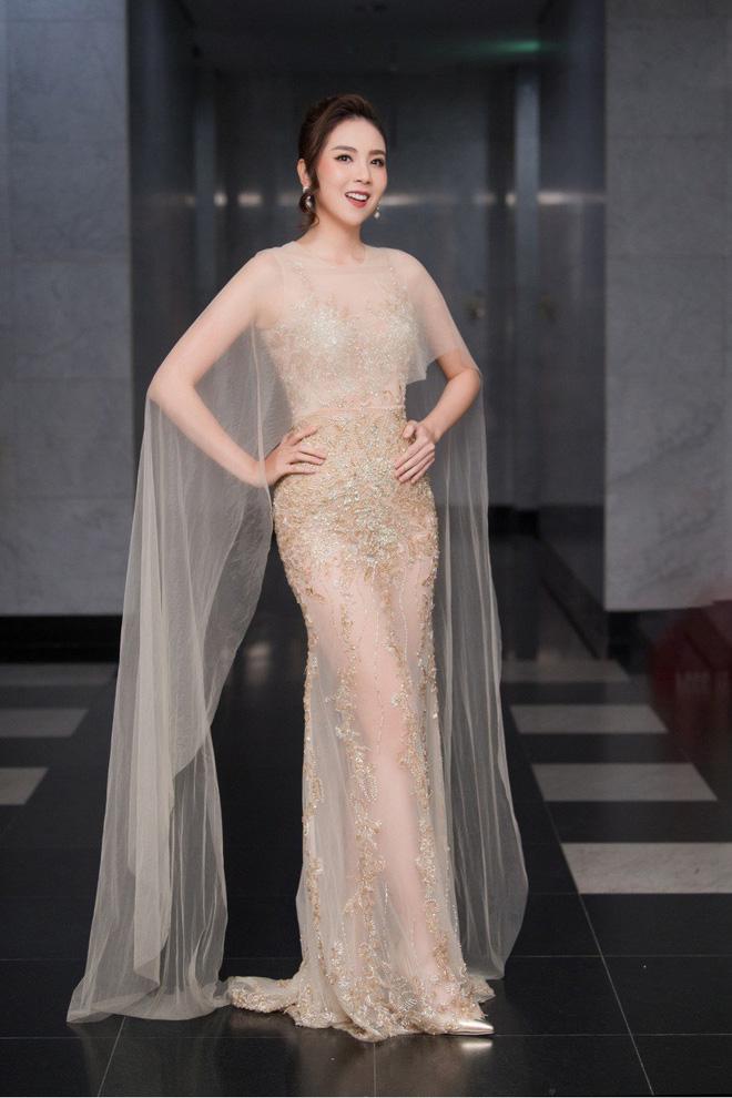 MC Mai Ngọc lộ cả body chỉ vì đầm xuyên thấu hở chưa từng có-1