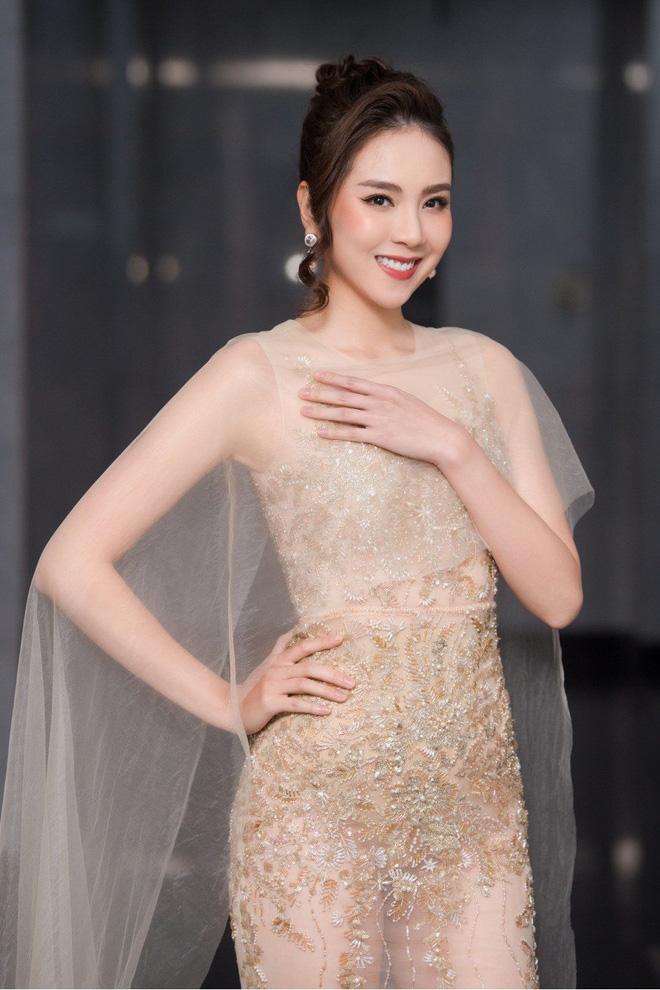 MC Mai Ngọc lộ cả body chỉ vì đầm xuyên thấu hở chưa từng có-2