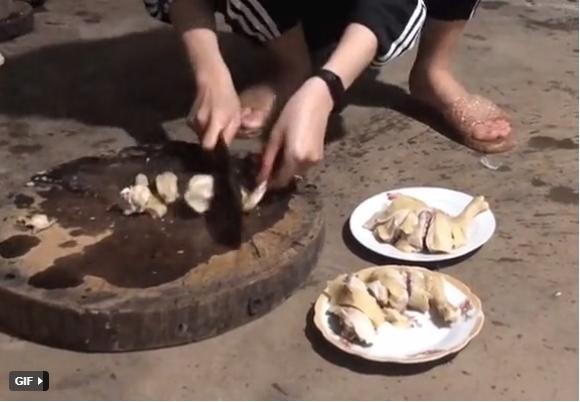 Ra mắt nhà người yêu, cô gái múa dao chặt gà gây tranh cãi dữ dội-1
