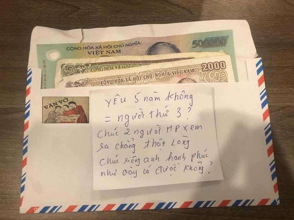 Gửi phong bì cưới kèm lời nhắn cực thâm, đàng trai nhìn mất mật-1