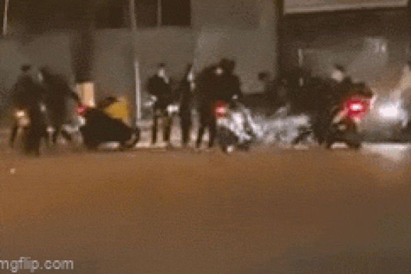 Clip: Nhóm người cầm mã tấu chém 1 thanh niên gục giữa đường