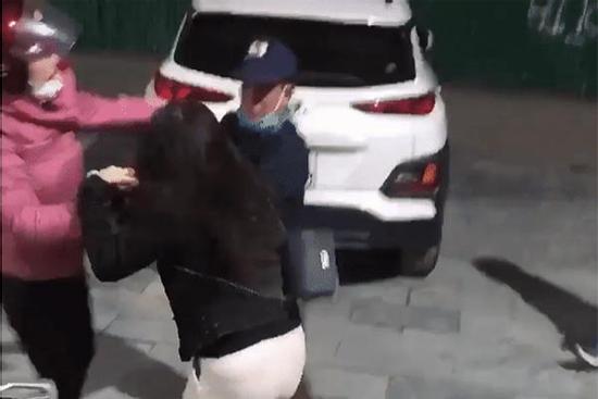 Clip: Vợ túm tóc 'tiểu tam' đánh tới tấp, chồng ôm chặt nhân tình