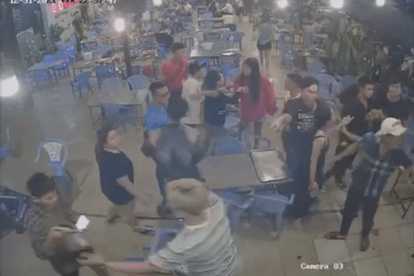 Lộ clip nhóm người đánh cô gái đứt gân tay, vỡ đầu tại quán nhậu