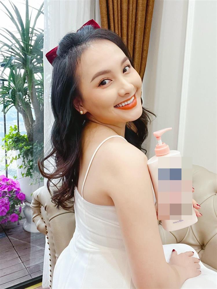 Bảo Thanh liên tục mặc đồ thùng thình che bụng nghi bầu lần 3-4