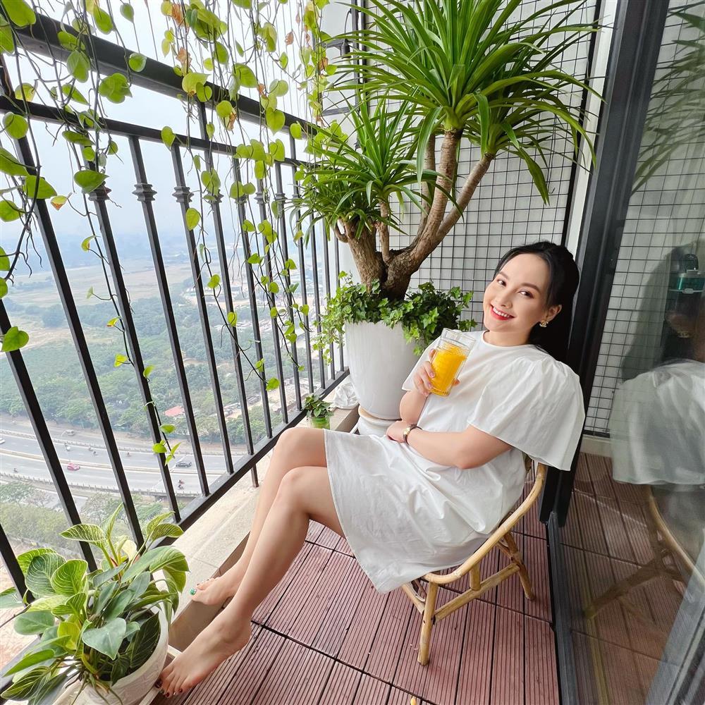 Bảo Thanh liên tục mặc đồ thùng thình che bụng nghi bầu lần 3-6