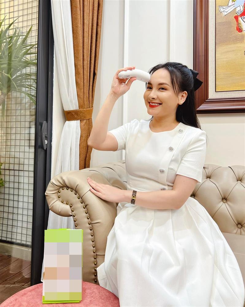 Bảo Thanh liên tục mặc đồ thùng thình che bụng nghi bầu lần 3-9