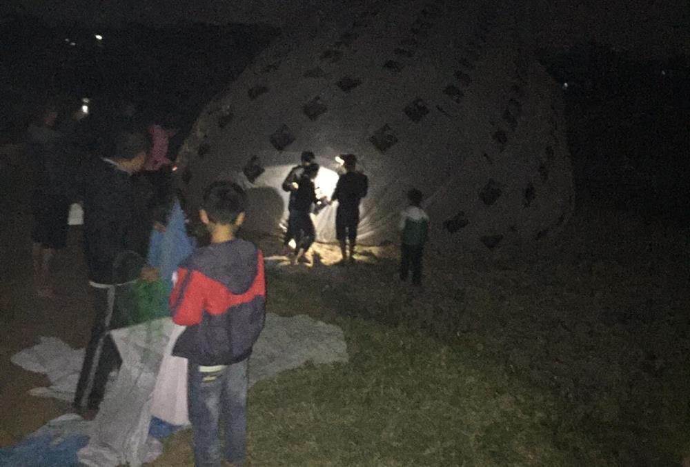 Vật thể lạ kèm tiền nước ngoài và hình Triển Chiêu bay xuống Phú Thọ-1