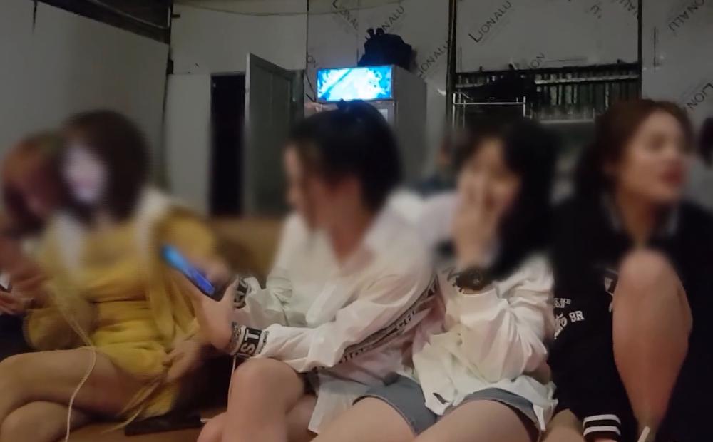 Phố đèn đỏ tấp nập mùa dịch, anh yên tâm, bọn em tiêm hết rồi-1