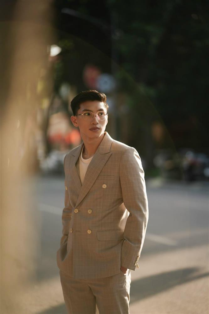 Đoàn Văn Hậu lộ diện lạ lẫm sau 2 tháng xuất ngoại-6