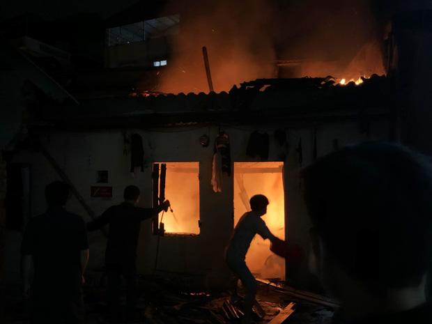 NÓNG: Bình ga nổ như bom thổi bay mái phòng trọ, 3 người tử vong-3