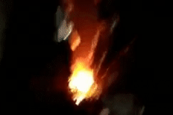 Quý bà lái ô tô tông 2 xe máy, ủi bay cổng sắt rồi đâm sập shop giày-3