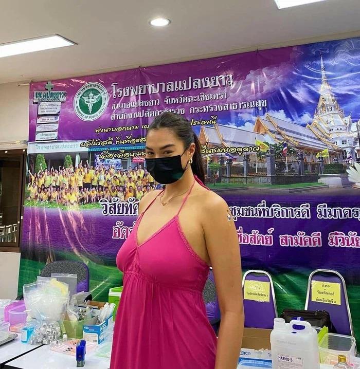 Miss Universe Thái Lan mặc váy ngủ đi tiêm vaccine gây tranh cãi-1