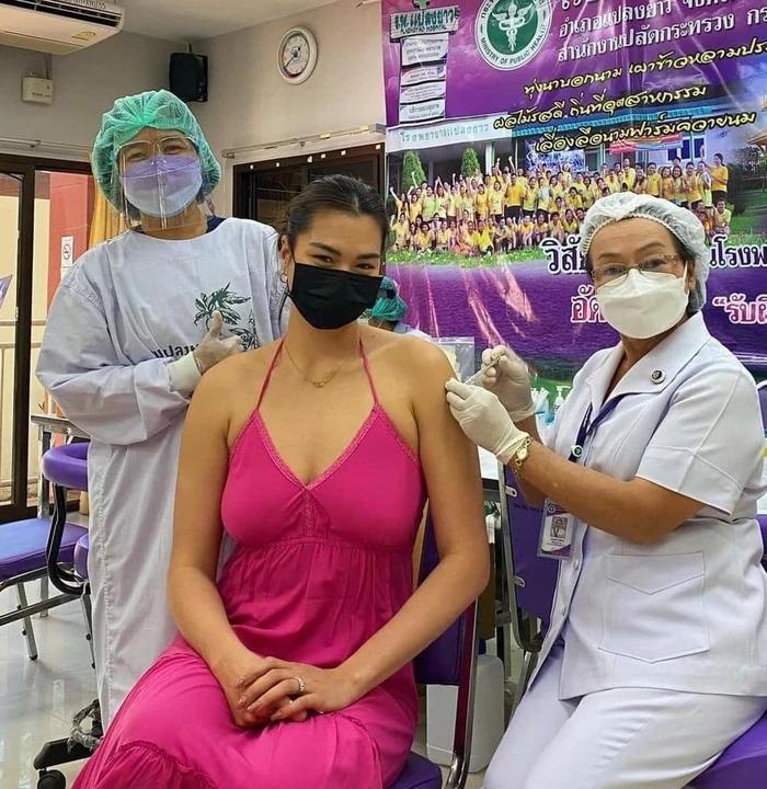 Miss Universe Thái Lan mặc váy ngủ đi tiêm vaccine gây tranh cãi-2