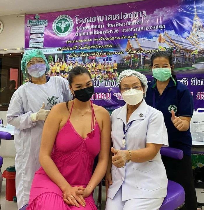 Miss Universe Thái Lan mặc váy ngủ đi tiêm vaccine gây tranh cãi-3
