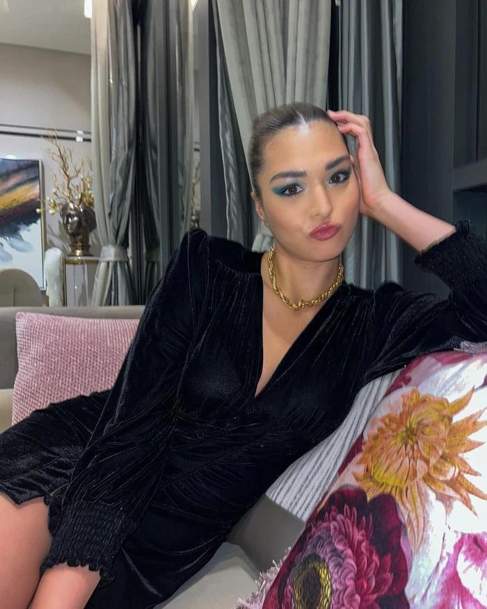 Miss Universe Thái Lan mặc váy ngủ đi tiêm vaccine gây tranh cãi-5