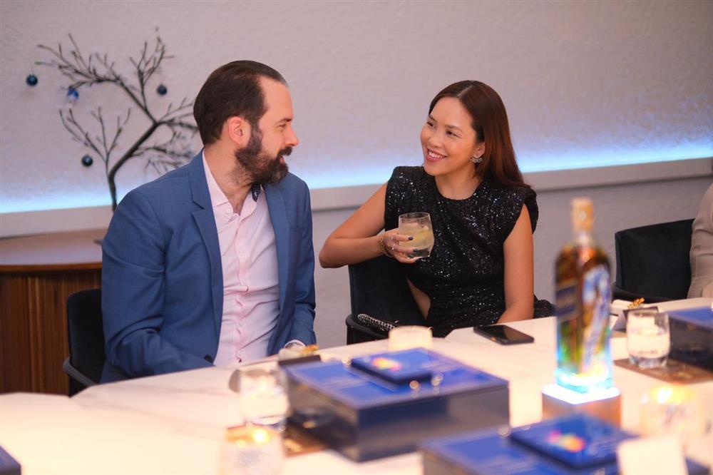 Nối gót cô chị, em gái nóng bỏng Hà Anh sắp lấy chồng Tây-2