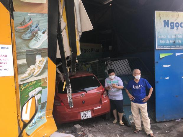 Quý bà lái ô tô tông 2 xe máy, ủi bay cổng sắt rồi đâm sập shop giày-1