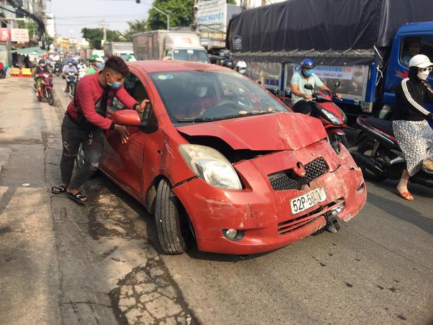 Quý bà lái ô tô tông 2 xe máy, ủi bay cổng sắt rồi đâm sập shop giày-2