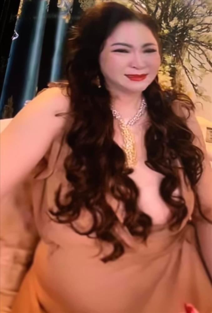 Bà Phương Hằng lộ điểm nhạy cảm khi livestream-4