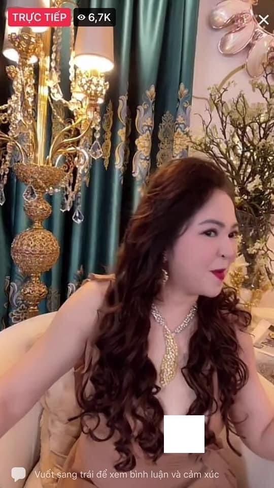 Bà Phương Hằng lộ điểm nhạy cảm khi livestream-5