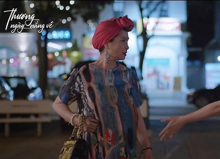 Thương Ngày Nắng Về: Thời trang gây cười của NSND Lan Hương-2