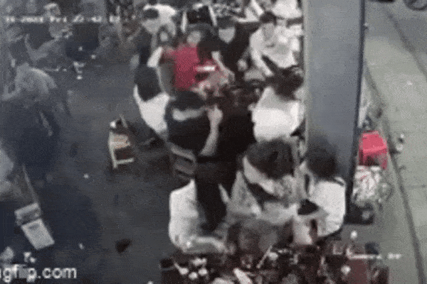 Clip: Thấy nạn nhân khóc nức nở, 2 tên cướp trả lại đồ rồi an ủi-2