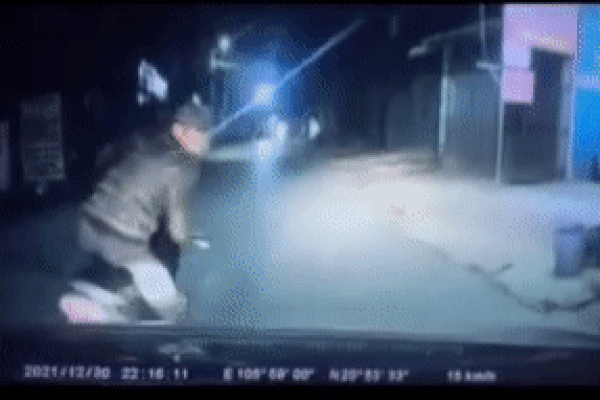 Clip: Thanh niên hổ báo 'khịa' tài xế ô tô, bị rượt đuổi chạy đứt dép