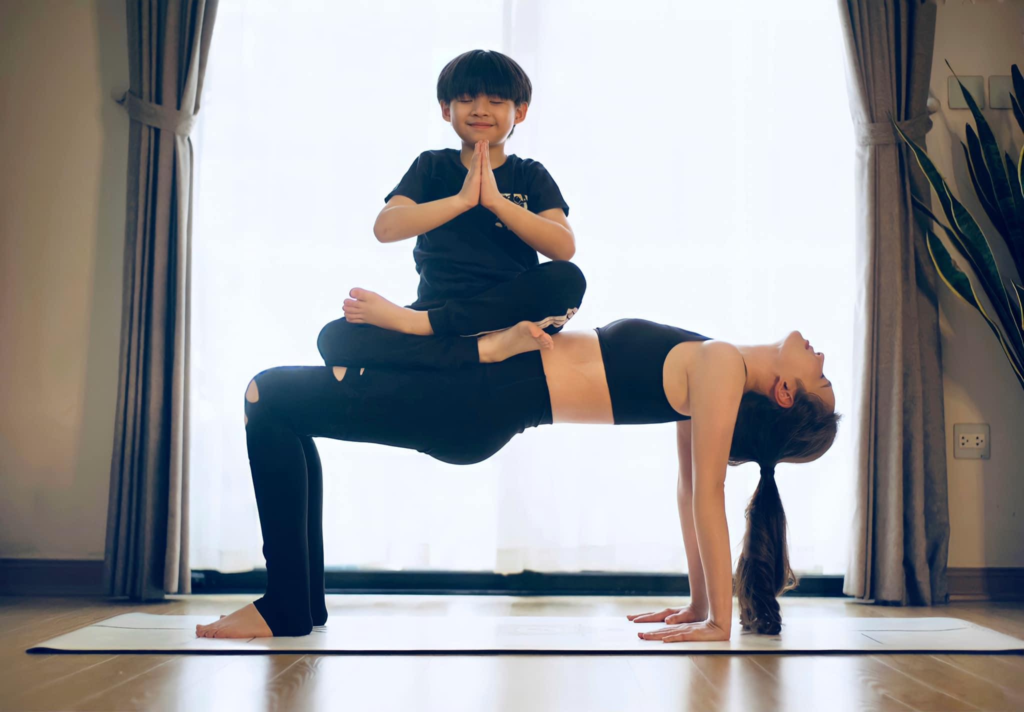 Đan Lê khoe thế khó yoga: 