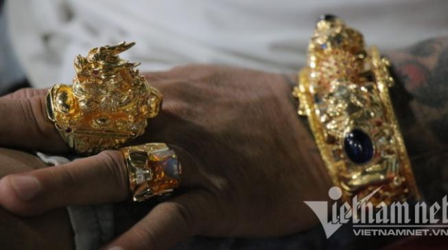 Chủ hàng ốc vỉa hè đeo 115 cây vàng đón khách, quán đông nườm nượp-2