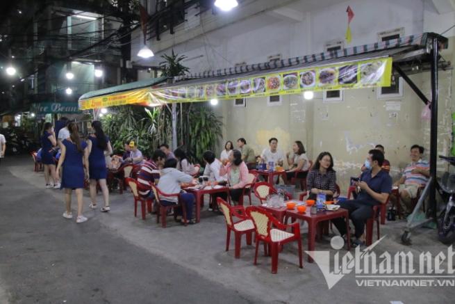 Chủ hàng ốc vỉa hè đeo 115 cây vàng đón khách, quán đông nườm nượp-4