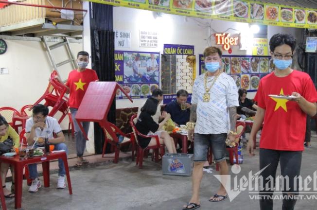 Chủ hàng ốc vỉa hè đeo 115 cây vàng đón khách, quán đông nườm nượp-5