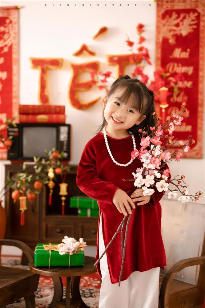 Bé gái Tết: Với trang phục truyền thống và những bánh Tết ngọt ngào, bé gái Tết luôn trở thành điểm nhấn rực rỡ trong mỗi gia đình. Hãy cùng chiêm ngưỡng những hình ảnh đáng yêu của bé gái Tết để chinh phục trái tim cảm động nhất của bạn.