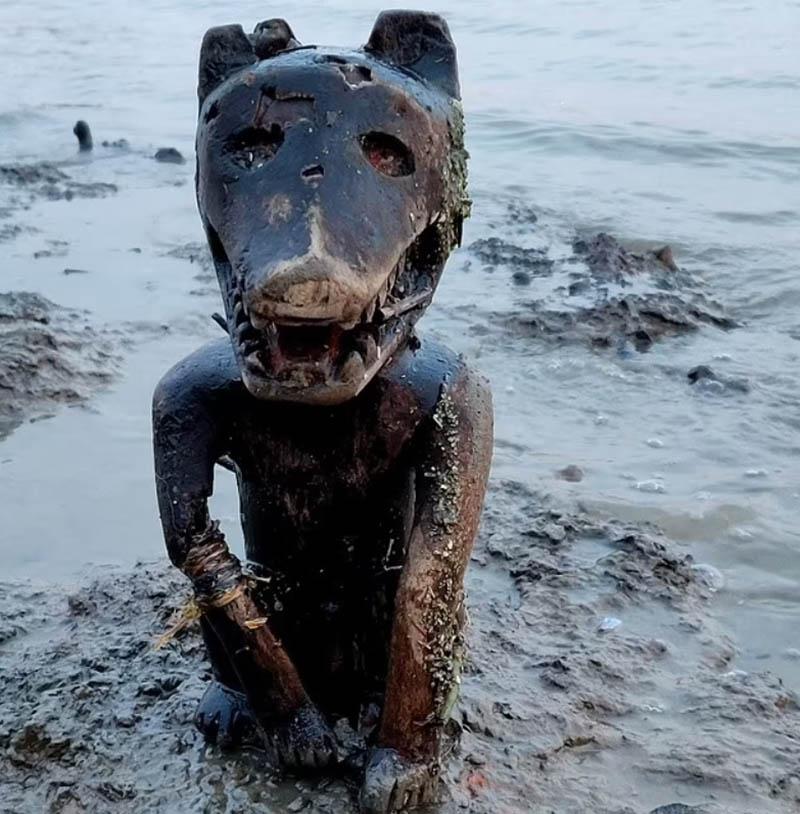 Tranh cãi bức tượng có hình thù kỳ dị khai quật bên bờ sông-1