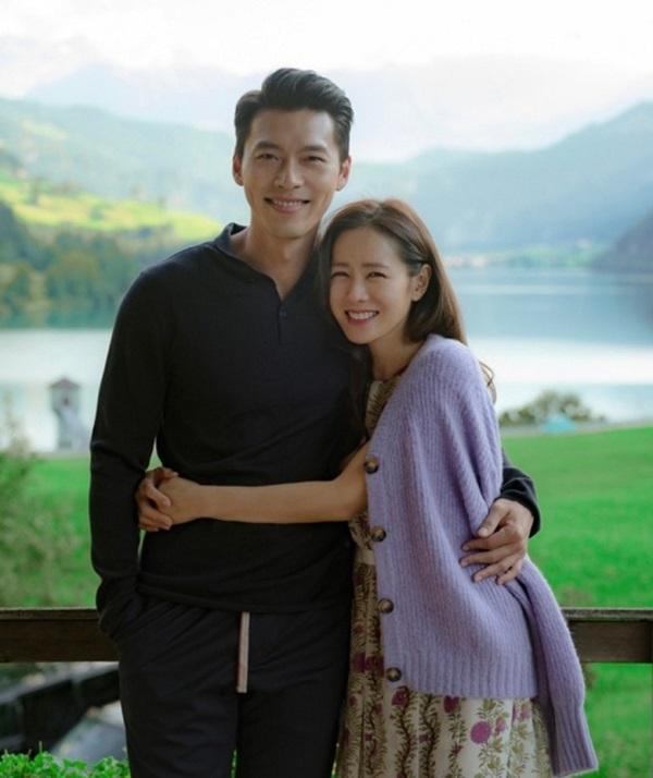 Đầu 2021, đôi tình nhân Son Ye Jin, Hyun Bin bị cánh săn ảnh của tờ Dispatch tung loạt hình hẹn hò. Sau đó, hai người xác nhận đang yêu. Suốt năm qua, fan chờ mong một đám cưới nhưng cả hai vẫn chưa có bất cứ động tĩnh nào. Một số tin đồn cho hay Hyun Bin tậu nhà, chuẩn bị lập gia đình, tuy nhiên anh không xác nhận.